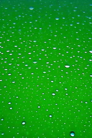 水滴水面照片与蓝天绿水数字背景