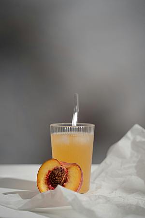桃子果汁黄桃汁摄影