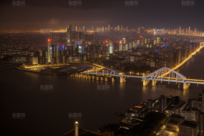 闪电屏障下的都市幻景