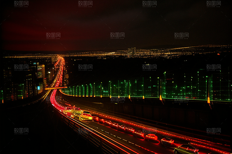 夜晚街道车流喧嚣