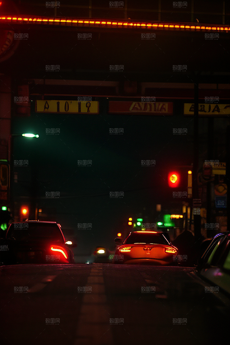 夜晚熙攘的街道景象