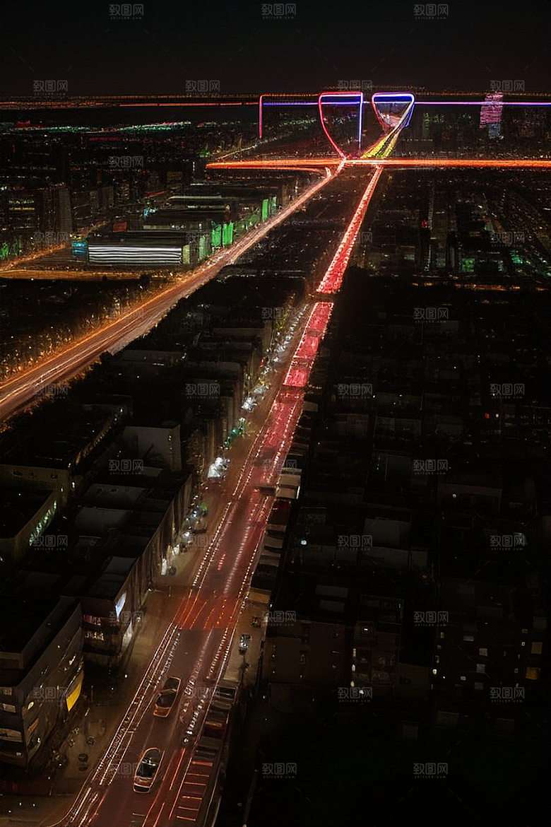 夜晚熙攘的街道景象