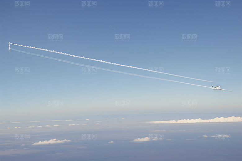 天空中飞机留下的流动诗篇