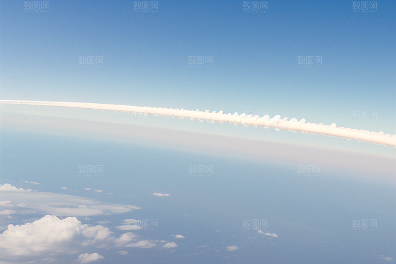 天空中飞机留下的流动诗篇