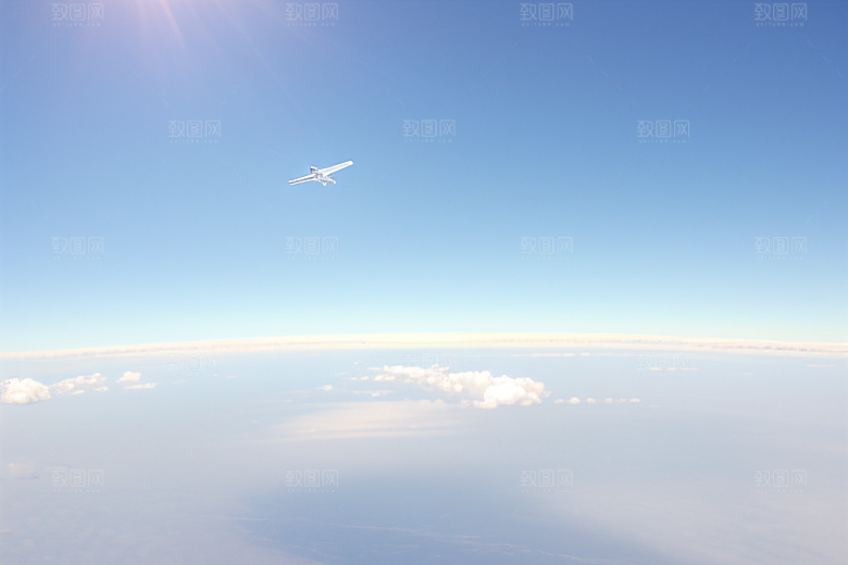 天空中飞机留下的流动诗篇