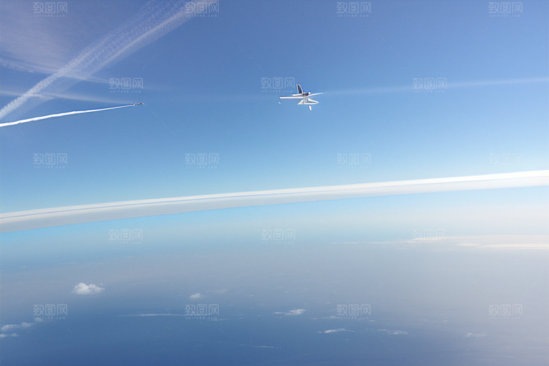 天空中飞机留下的流动诗篇