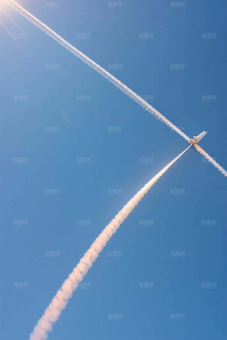 天空中飞机留下的流动诗篇