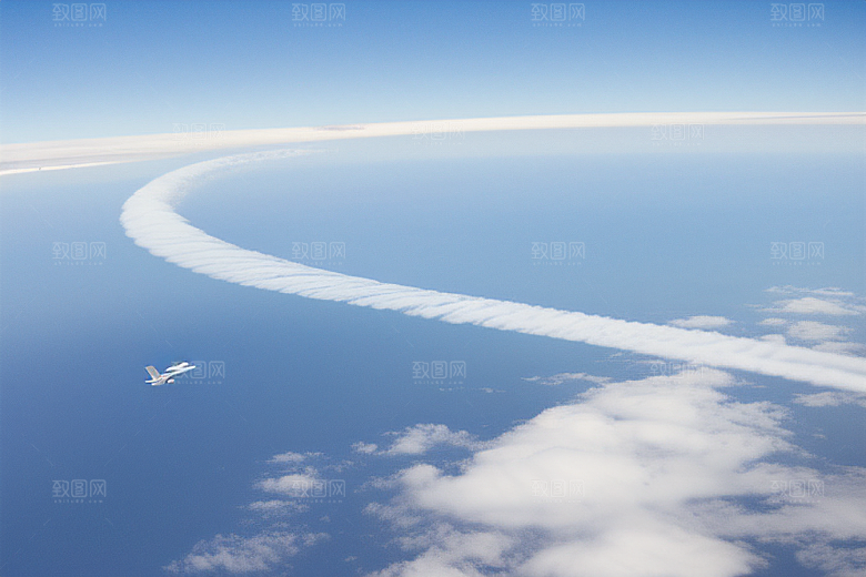 天空中飞机留下的流动诗篇