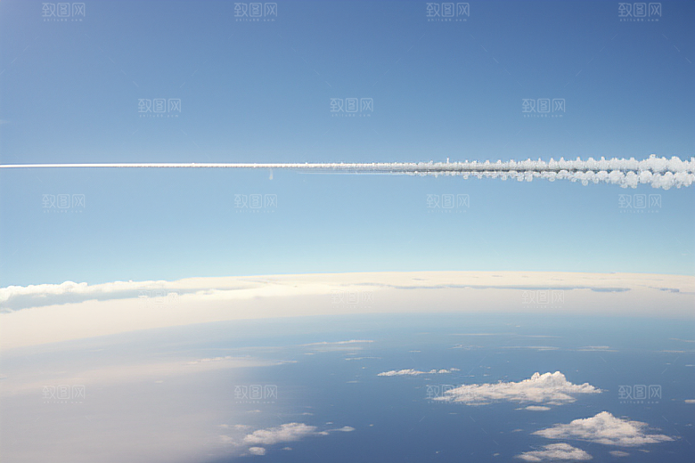 天空中飞机划过的神秘痕迹