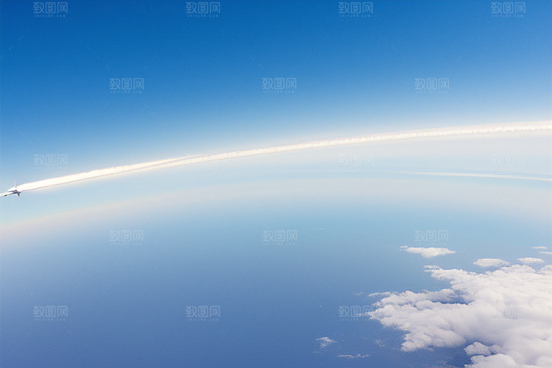天空中飞机划过的神秘痕迹