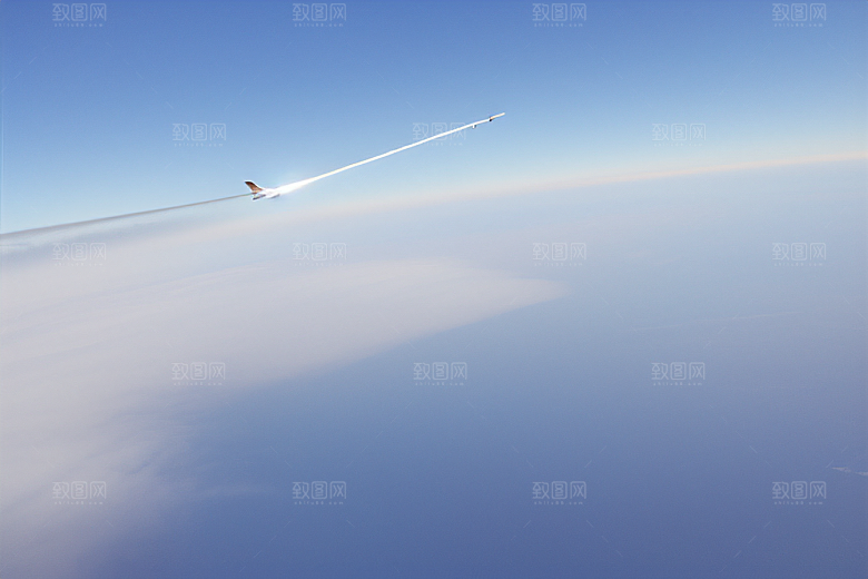 天空中飞机划过的神秘痕迹