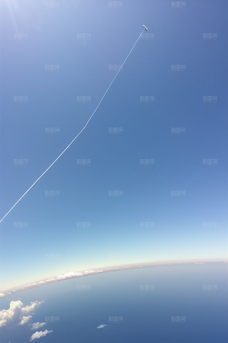 天空中飞机划过的神秘痕迹