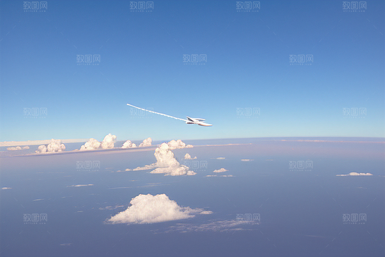 天空中飞机划过的美丽图案