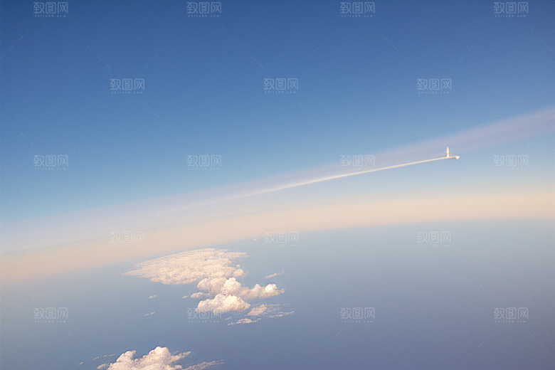 天空中飞机划过的神秘痕迹