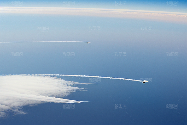 天空中飞机划过的神秘痕迹