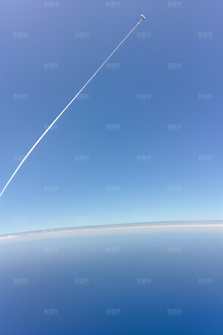 天空中飞机划过的美丽图案