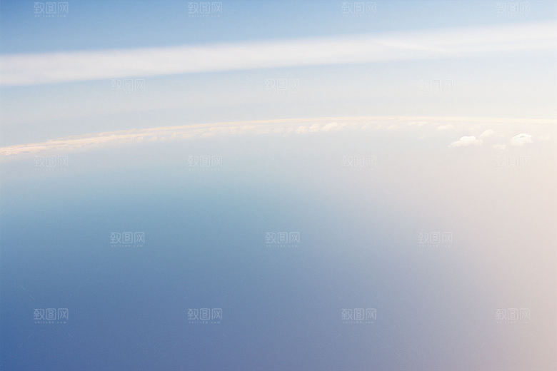 天空中飞机划过的美丽图案