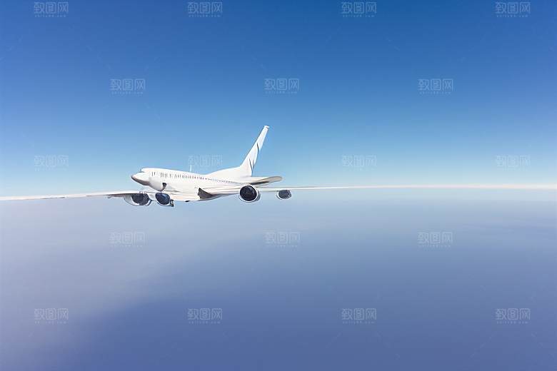 天空中飞机划过的美丽图案