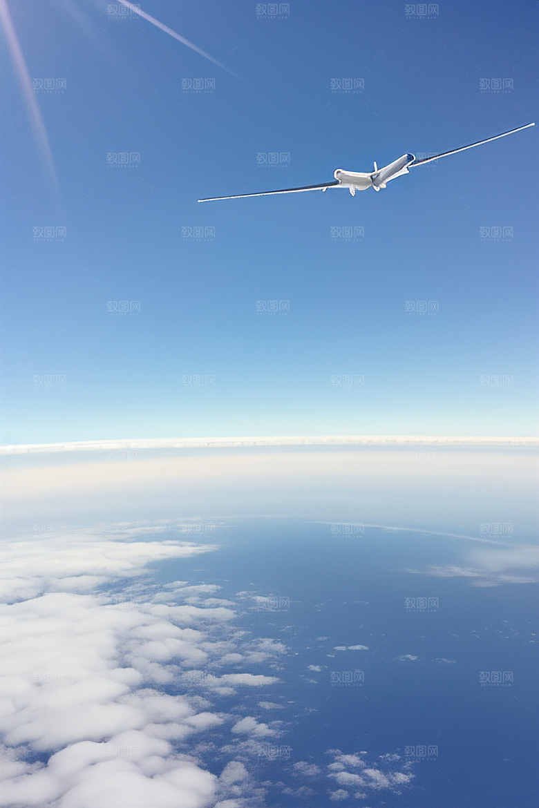 天空中飞机划过的美丽图案