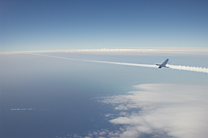 天空中飞机留下的行云流水