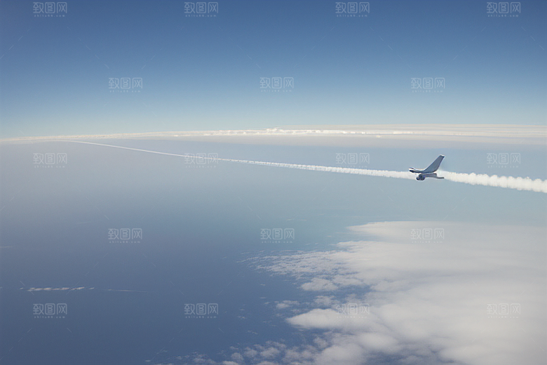 天空中飞机留下的行云流水