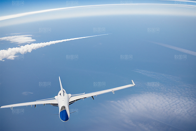 天空中飞机留下的行云流水