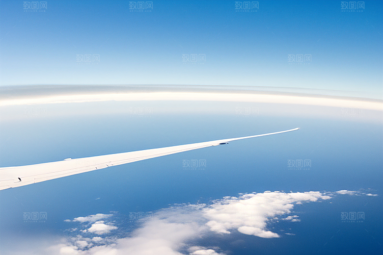 天空中飞机留下的行云流水