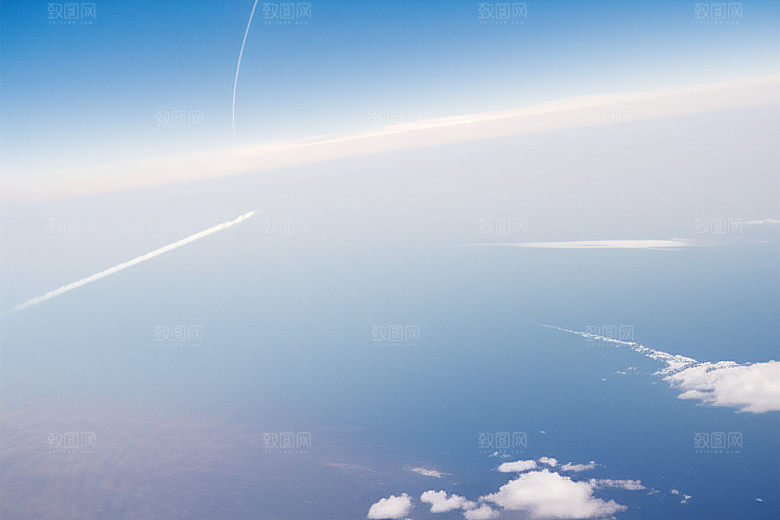 天空中飞机留下的行云流水