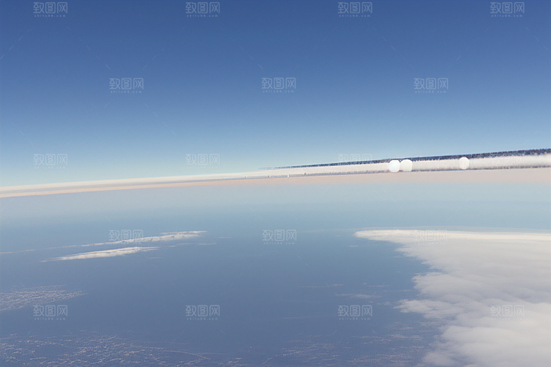 天空中飞机留下的行云流水