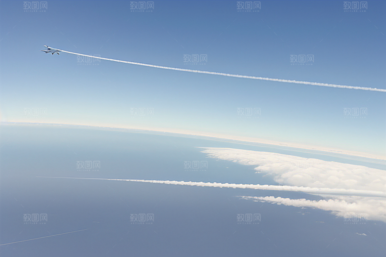 天空中飞机划过的轨迹
