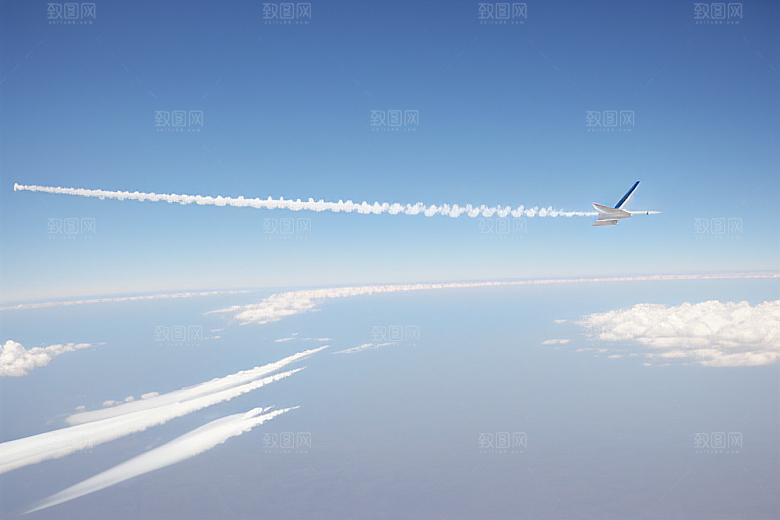 天空中飞机划过的轨迹