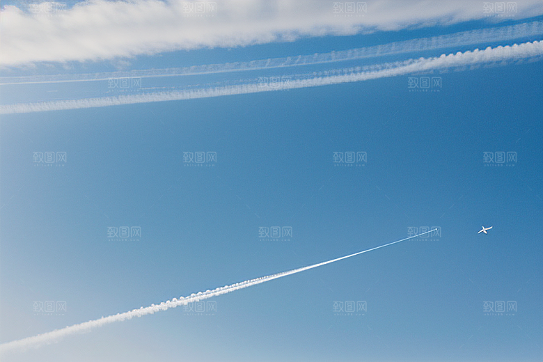 天空中飞机划过的轨迹