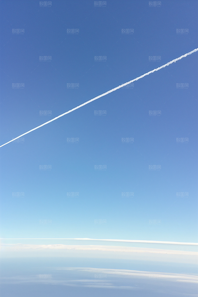天空中的飞机划过的印记