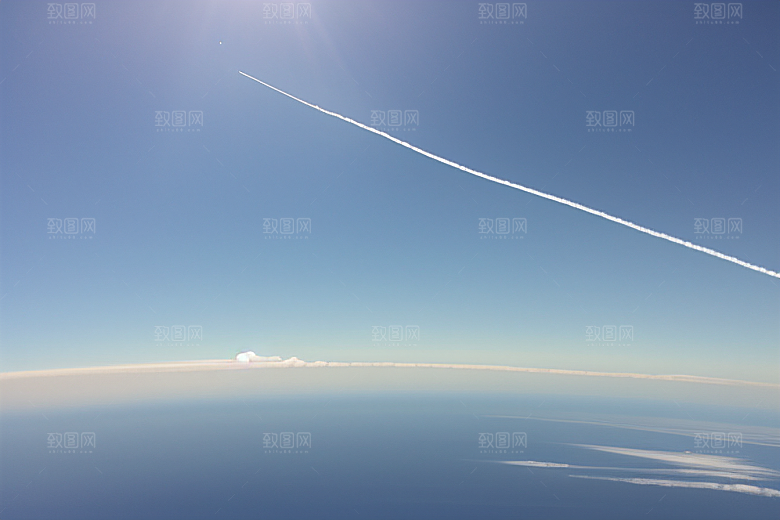 天空中留下的神秘划痕