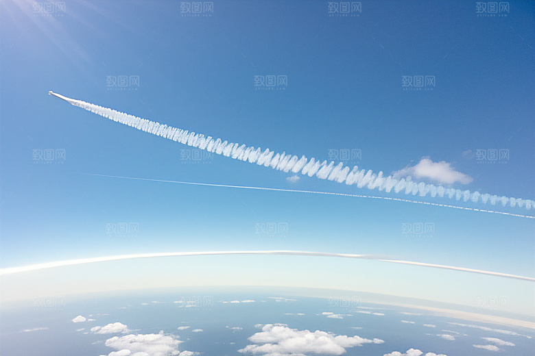 天空中的飞机划过长长的痕迹