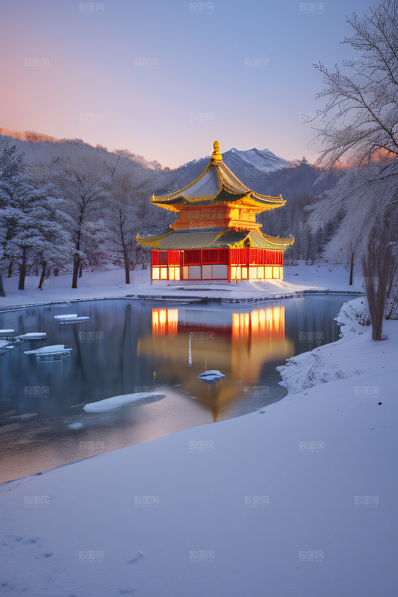 冰湖金光雪白如练