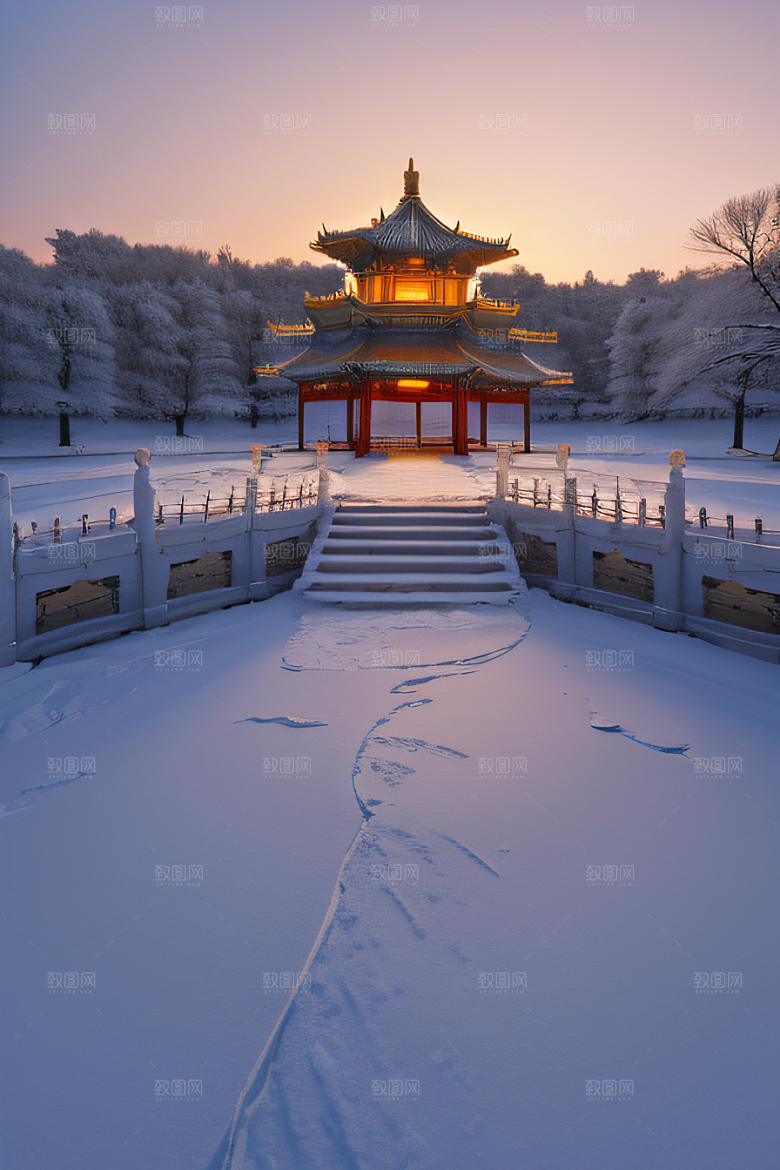 冰湖金光雪白如练