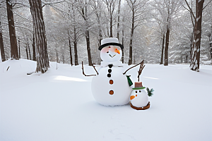 雪人装饰为冬日增添一抹亮色