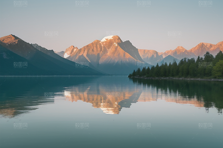 一叶扁舟湖光山色中悠然前行