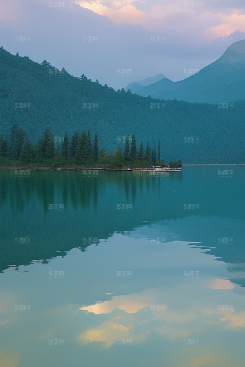 一叶扁舟湖光山色中悠然前行