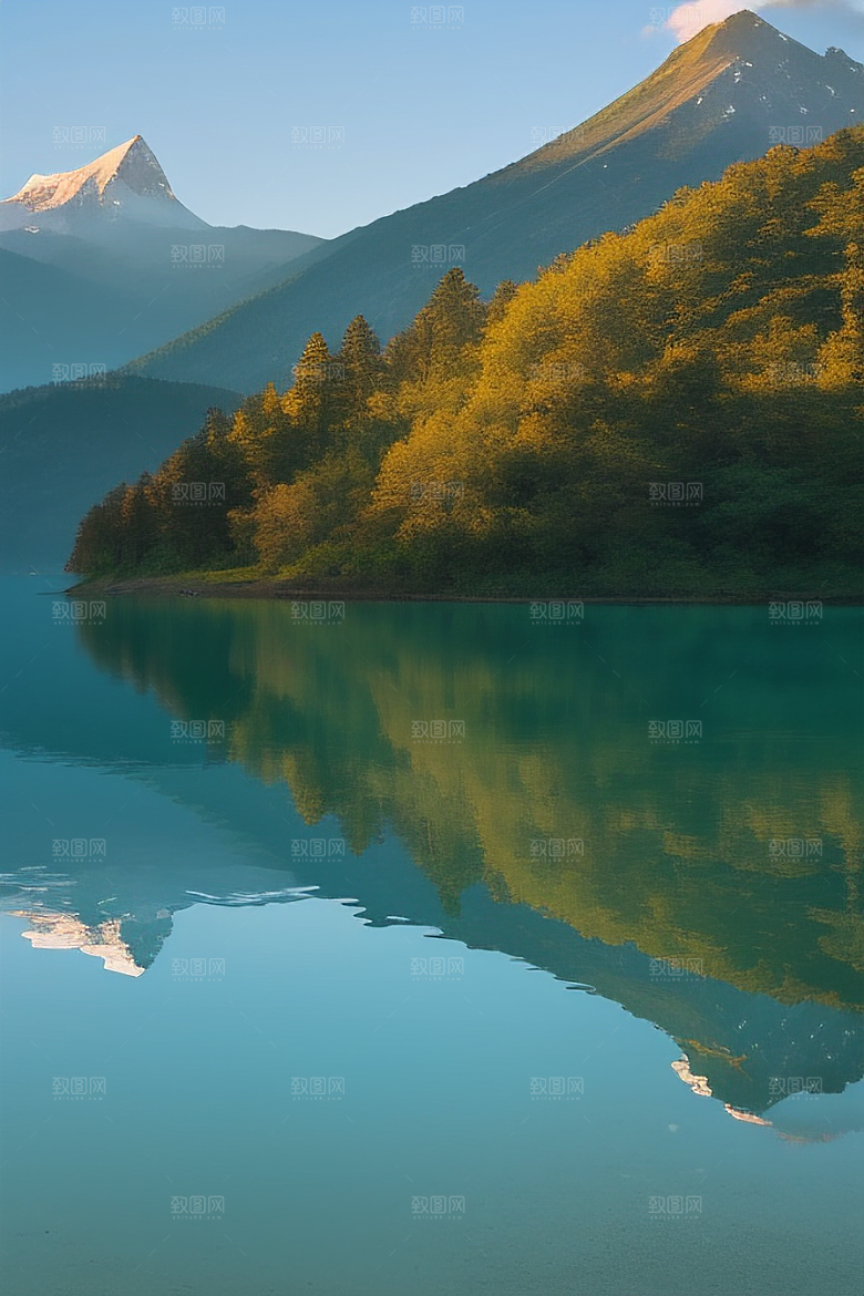 一叶扁舟湖光山色中悠然前行