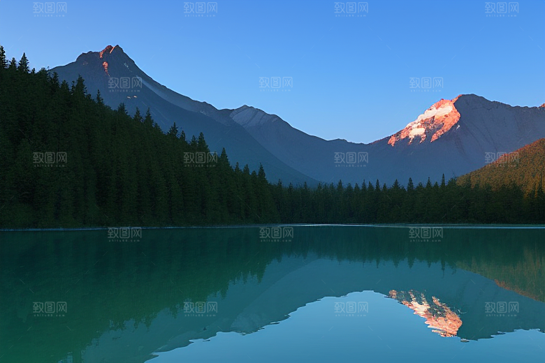 一叶扁舟湖光山色中悠然前行