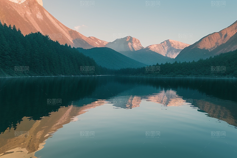一叶扁舟湖光山色中悠然前行