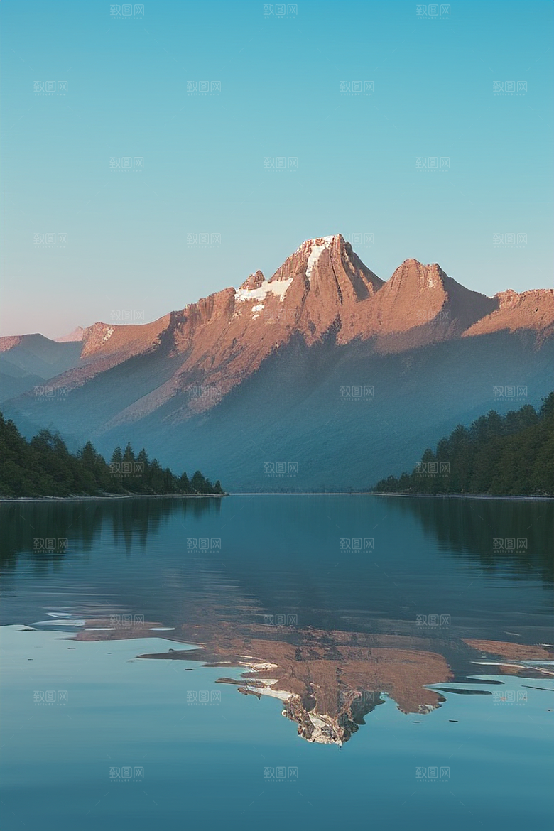 一叶扁舟湖光山色中悠然前行