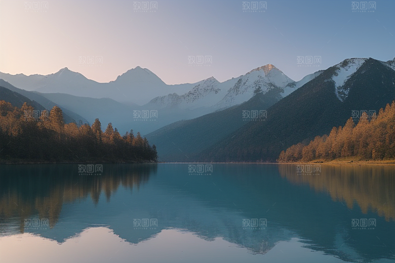 碧波荡漾湖面一叶扁舟驶向诗意