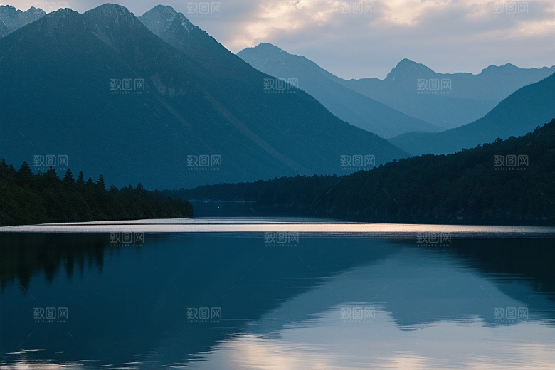 湖光山色相映一叶扁舟悠然前行