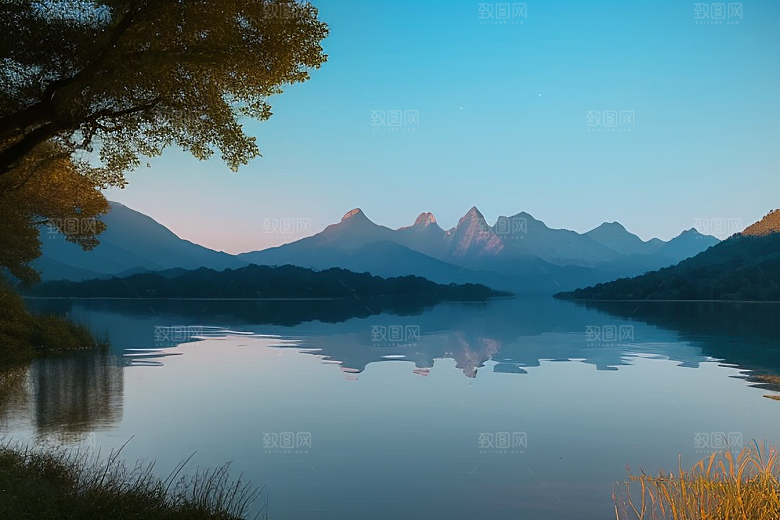 湖光山色间一叶扁舟悠然行