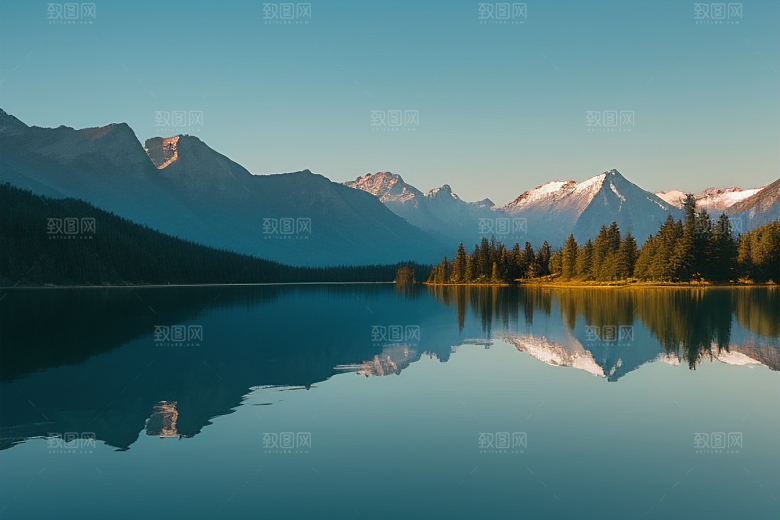 湖光山色间一叶扁舟悠然行
