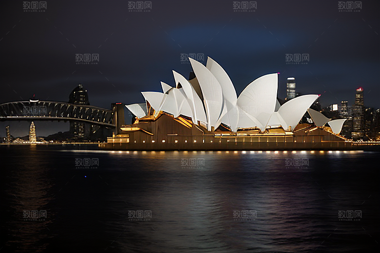 远看悉尼歌剧院的夜晚美景