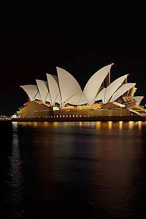 远看悉尼歌剧院的建筑特色
